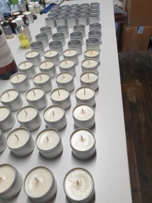 Spécialiste de la bougie artisanale en Nouvelle-Aquitaine, Rives de Saintonge conçoit des bougies artisanales parfumées fabrication française, coulées à la main en Charente-Maritime, au cœur de la Saintonge. Chaque bougie artisanale Nouvelle-Aquitaine est réalisée en cire végétale naturelle, avec mèche en coton, afin d’offrir une combustion propre et un parfum d’intérieur raffiné et durable. Notre atelier d’artisan local développe des créations régionales uniques, pensées pour créer une ambiance cocooning chaleureuse, élégante et enveloppante. Acheter une bougie artisanale locale en Nouvelle-Aquitaine, c’est choisir un produit local fait main, soutenir l’artisanat français, et offrir une idée cadeau artisanale raffinée, idéale pour sublimer une décoration intérieure avec une véritable signature olfactive. Rives de Saintonge s’impose comme une référence de la bougie artisanale parfumée en Nouvelle-Aquitaine, alliant qualité, authenticité et inspiration naturelle.