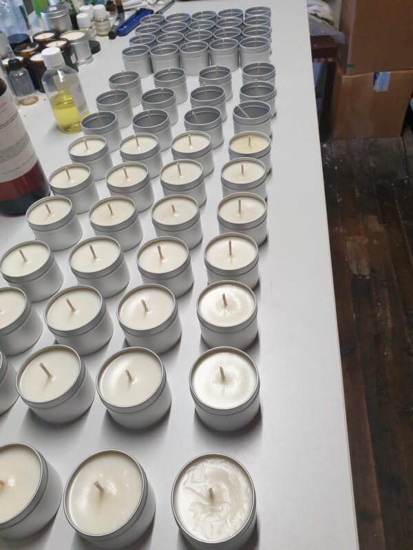 Spécialiste de la bougie artisanale en Nouvelle-Aquitaine, Rives de Saintonge conçoit des bougies artisanales parfumées fabrication française, coulées à la main en Charente-Maritime, au cœur de la Saintonge. Chaque bougie artisanale Nouvelle-Aquitaine est réalisée en cire végétale naturelle, avec mèche en coton, afin d’offrir une combustion propre et un parfum d’intérieur raffiné et durable. Notre atelier d’artisan local développe des créations régionales uniques, pensées pour créer une ambiance cocooning chaleureuse, élégante et enveloppante. Acheter une bougie artisanale locale en Nouvelle-Aquitaine, c’est choisir un produit local fait main, soutenir l’artisanat français, et offrir une idée cadeau artisanale raffinée, idéale pour sublimer une décoration intérieure avec une véritable signature olfactive. Rives de Saintonge s’impose comme une référence de la bougie artisanale parfumée en Nouvelle-Aquitaine, alliant qualité, authenticité et inspiration naturelle.